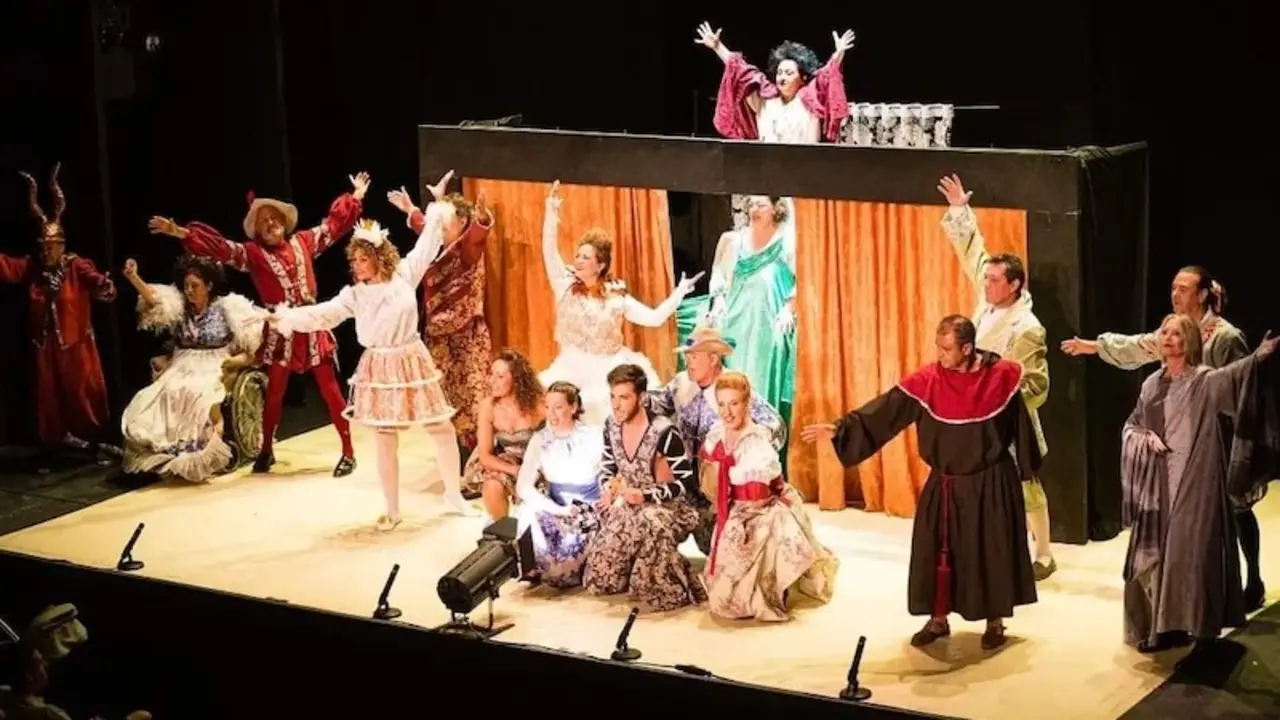 Fetea Castilla-La Mancha critica que la falta de ayudas de la Junta le obliga a cancelar Aficiona-T. En la imagen de archivo una representación de teatro de aficionado