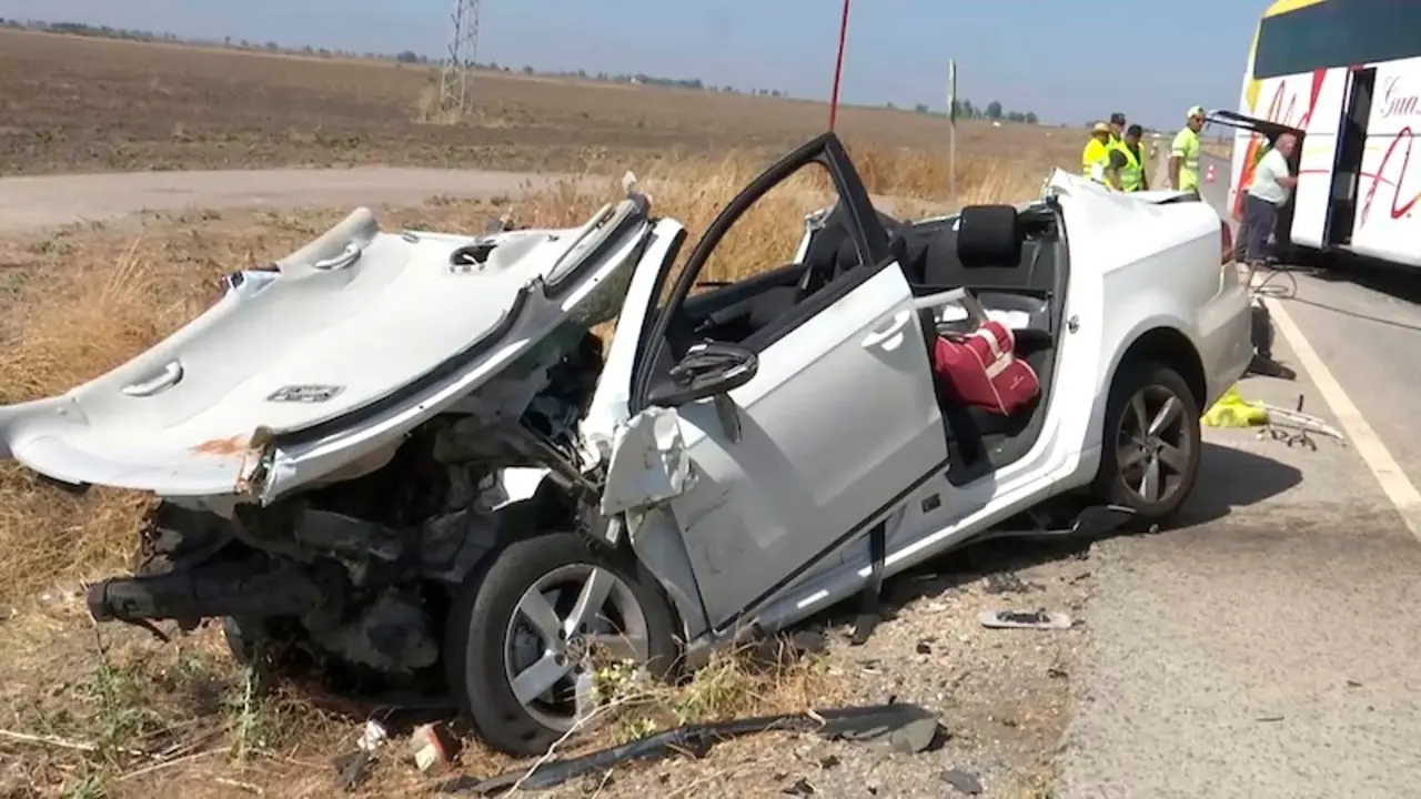 Dos muertos en el choque frontal de un autobús y un coche, colisión, accidente de tráfico,