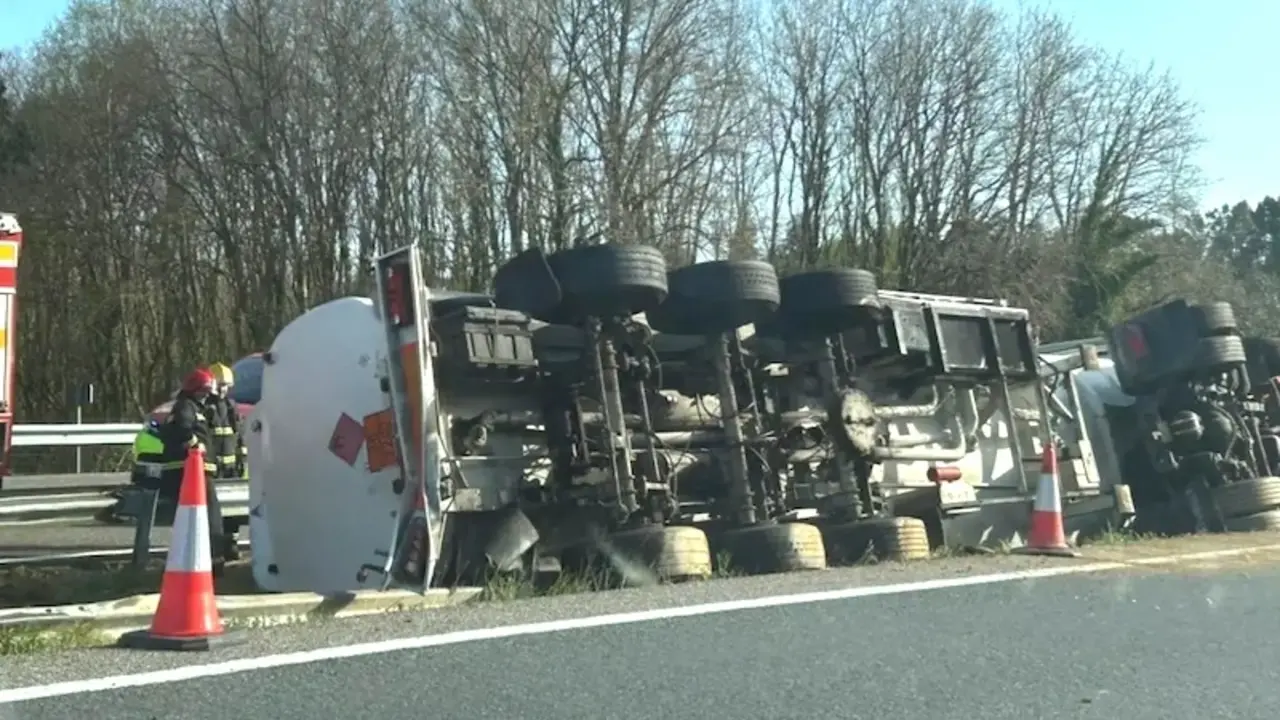 En la imagen de archivo un camión que transportaba gasoil volcado tras un accidente en carretera