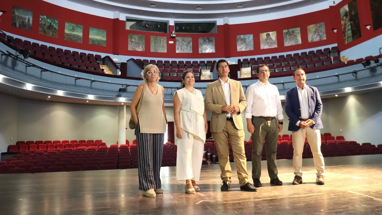 El vicepresidente segundo del Gobierno de Castilla-La Mancha, José Manuel Caballero, ha visitado el Teatro Don Quijote en el municipio de Consuegra (Toledo)