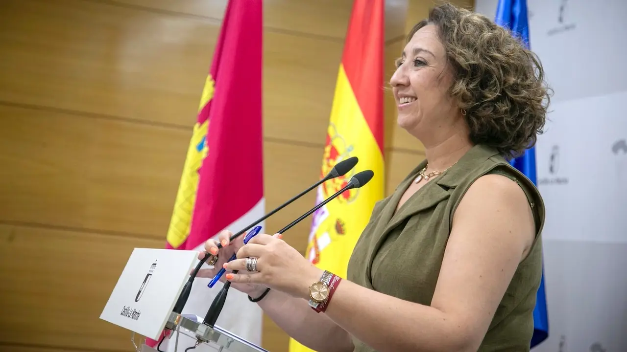 La directora general de Empleo, Elena García Zalve, ha informado en rueda de prensa de las convocatorias de programas de empleo en la región