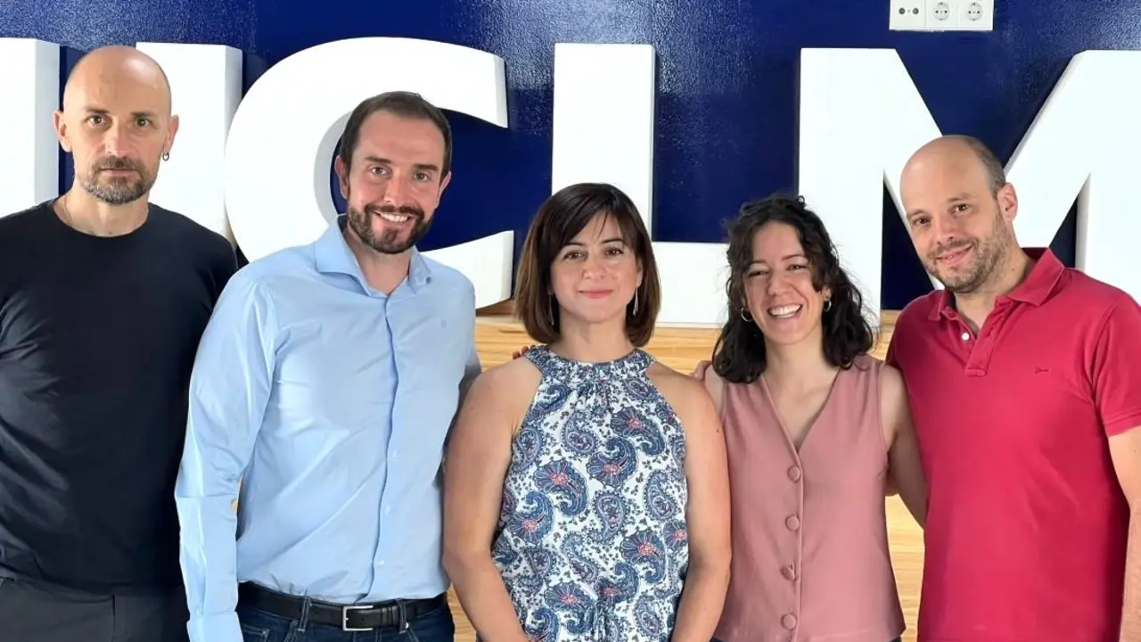 El director de la Agencia de Investigación e Innovación, José Antonio Castro, ha visitado el proyecto de investigación sobre nuevas terapias basadas en nanotecnología, que se desarrolla en la Facultad de Farmacia del Campus de Albacete de la UCLM