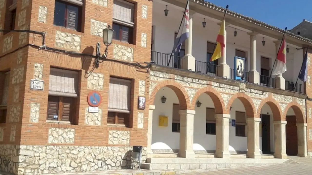 En la imagen de archivo el Ayuntamiento de Horcajo de Santiago (Cuenca)