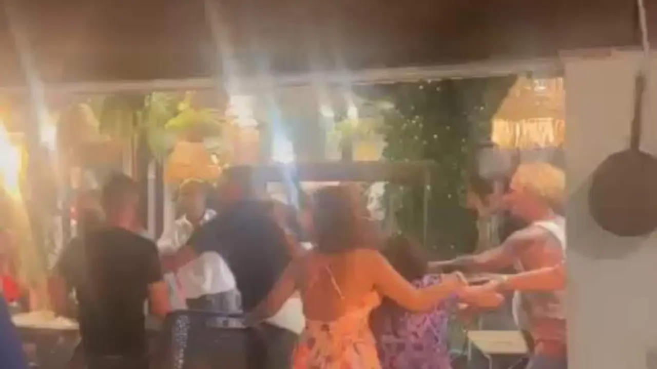 VIDEO. Una pelea en un bar entre clientes y camareros acaba con un herido