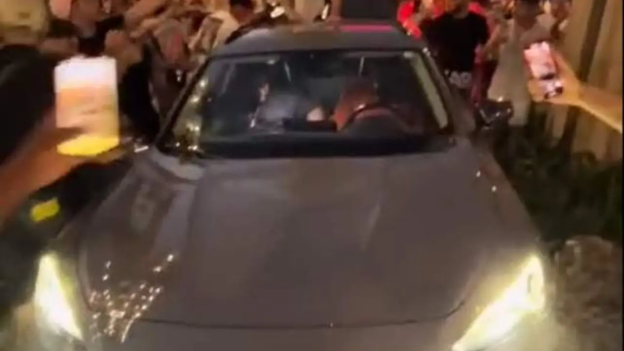 VIDEO. Un turista ebrio estrella su coche contra una rotonda y montan una fiesta