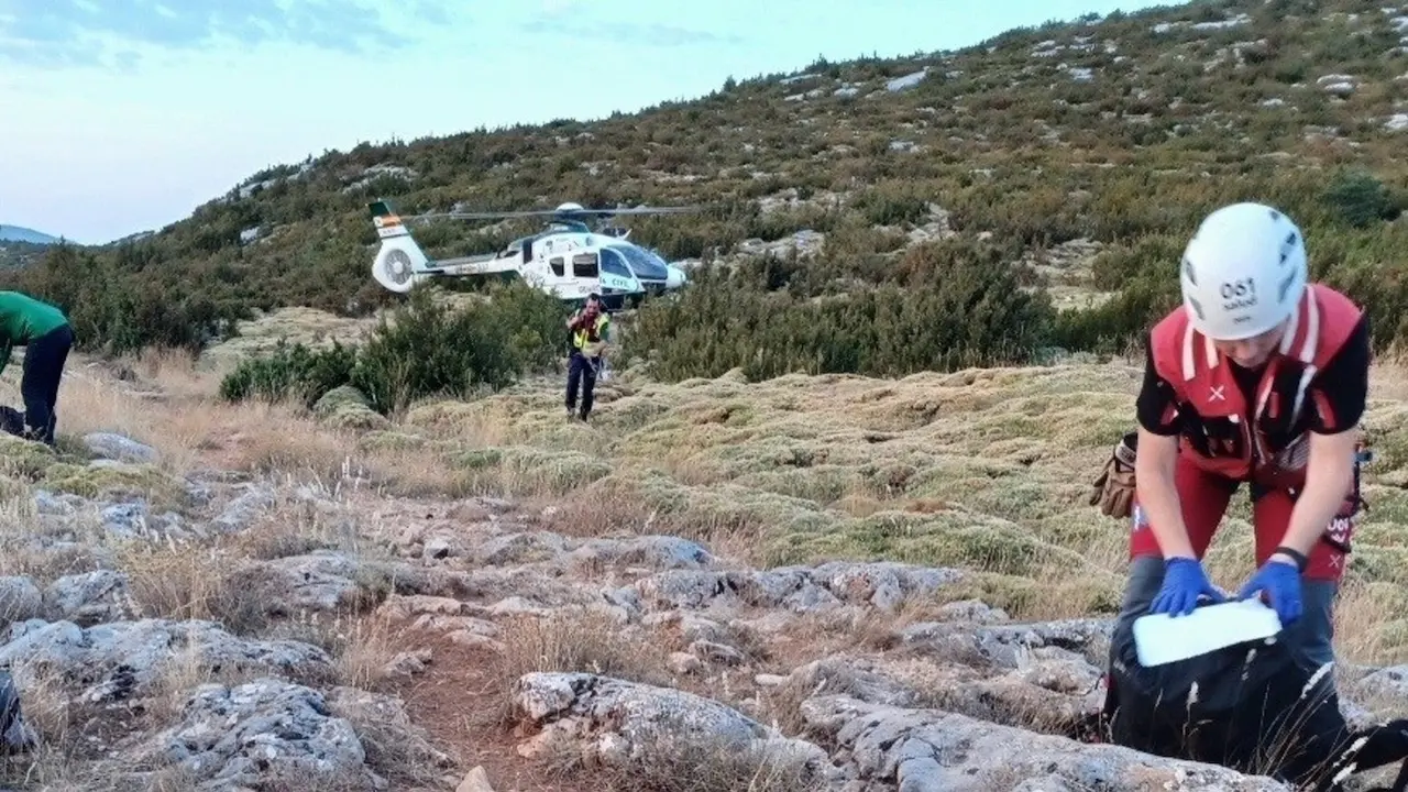 helicóptero, rescate, paraje, búsqueda, senderista,