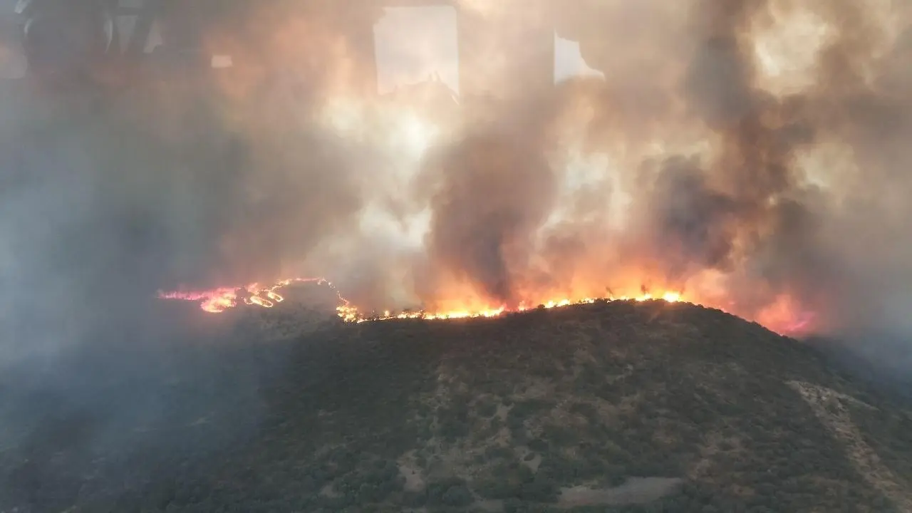 Trabajan en la extinción de un incendio en La Estrella (Toledo) que ha alcanzado nivel 2