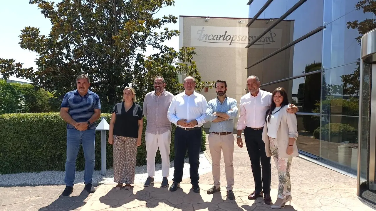 El consejero de Agricultura, Ganadería y Desarrollo Rural, Julián Martínez Lizán, durante la visita que ha realizado a la planta de la empresa Incarlopsa en Tarancón (Cuenca)
