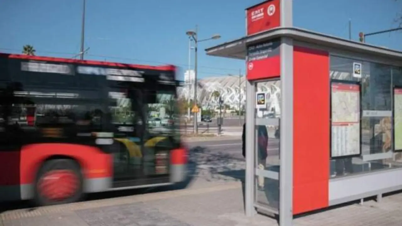 Olvidan a sus hijos en el autobús, se percatan y los persiguen 40 minutos en taxi