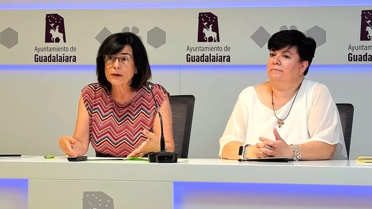 La cuarta teniente de alcalde y coordinadora de Servicios Administrativos de Guadalajara, Isabel Nogueroles, y la concejala de Promoción Económica y Empleo, Begoña García.