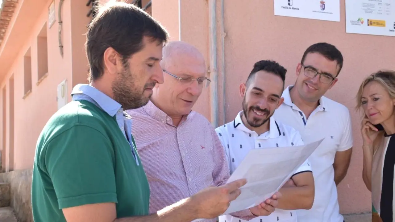 El comisionado del Reto Demográfico, Jesús Alique, durante la visita que ha realizado a la localidad conquense de El Hito