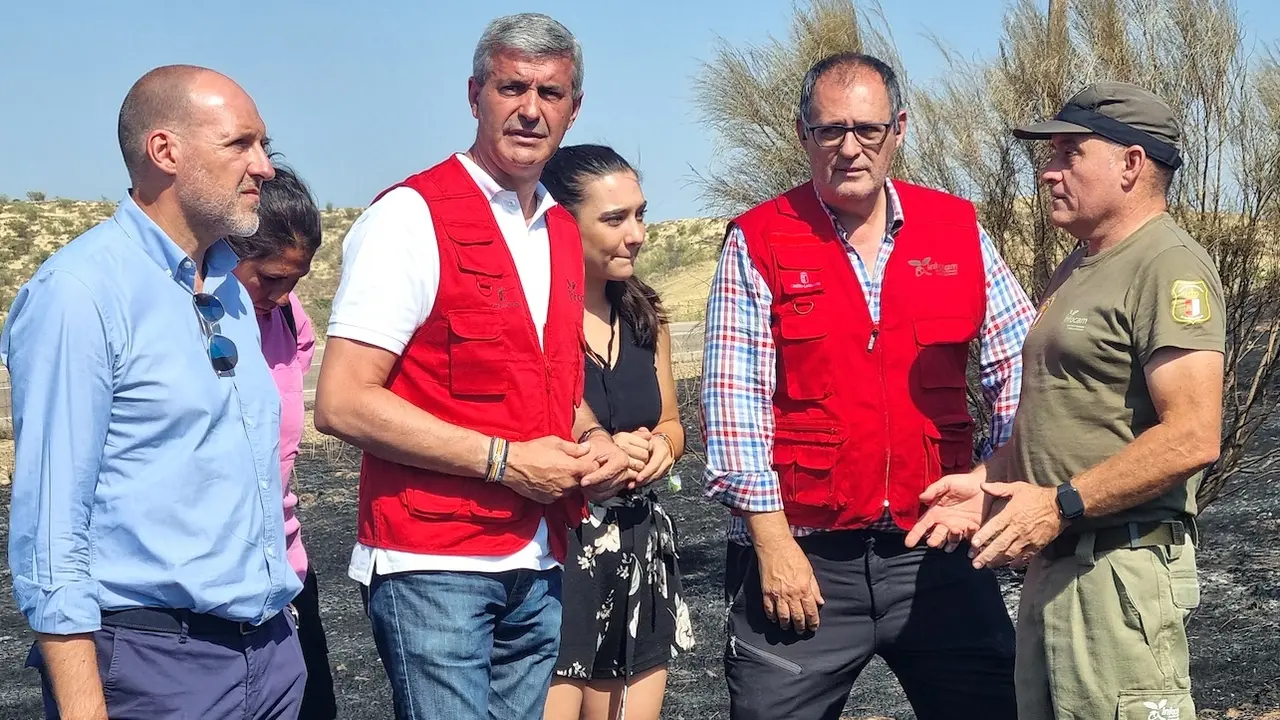 El delegado de la Junta en la provincia de Toledo, Álvaro Gutiérrez, este jueves en el incendio de La Estrella