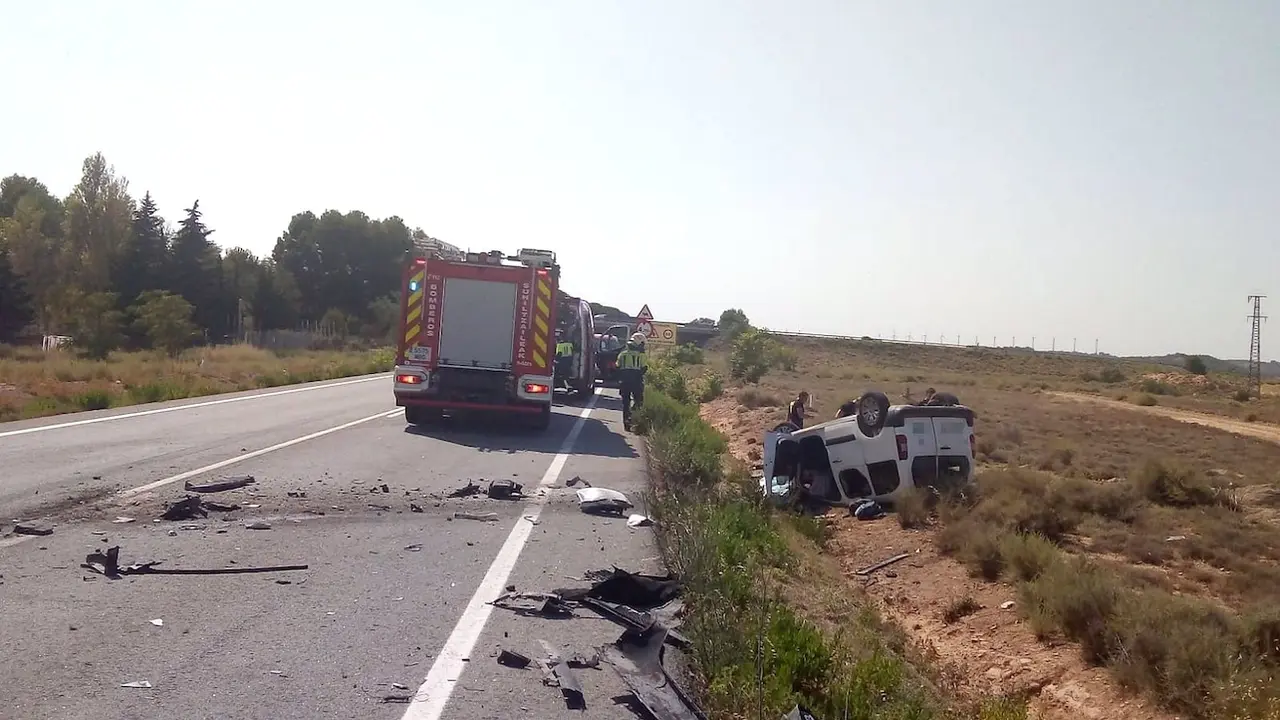 Un muerto y dos heridos graves en un choque entre un camión y una furgoneta