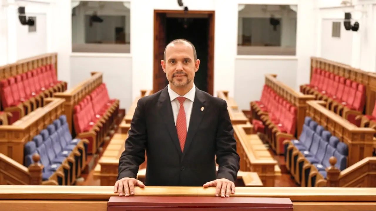 El presidente de las Cortes de Castilla-La Mancha, Pablo Bellido, posa en el salón de plenos del Parlamento regional