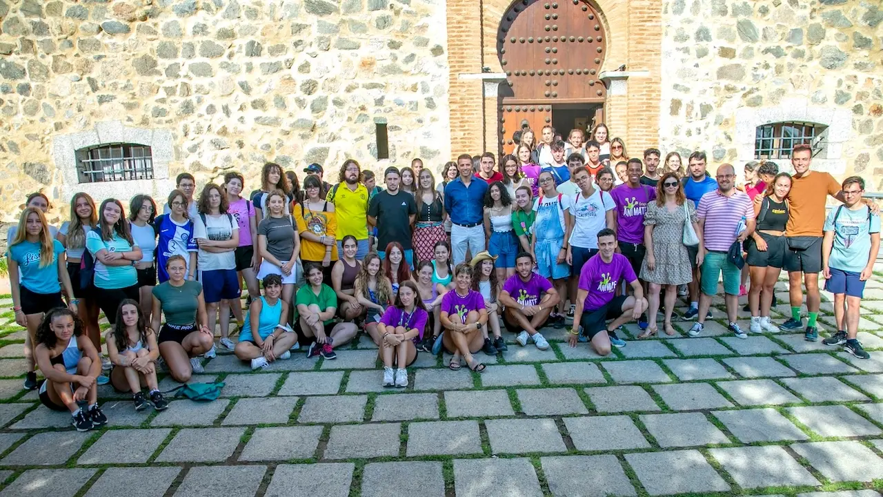 El director general de Juventud y Deportes, Carlos Yuste, ha visitado las actividades de ocio y tiempo libre del programa 'Verano Joven' en el Albergue Juvenil ‘San Servando’