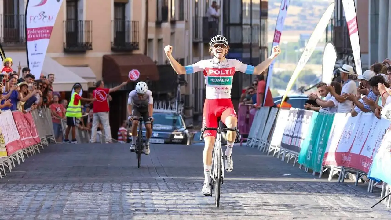 El ciclista Tomasso Bessega se viste de Flandrien en los adoquines de Toledo - Fotografía: Ciclismo González