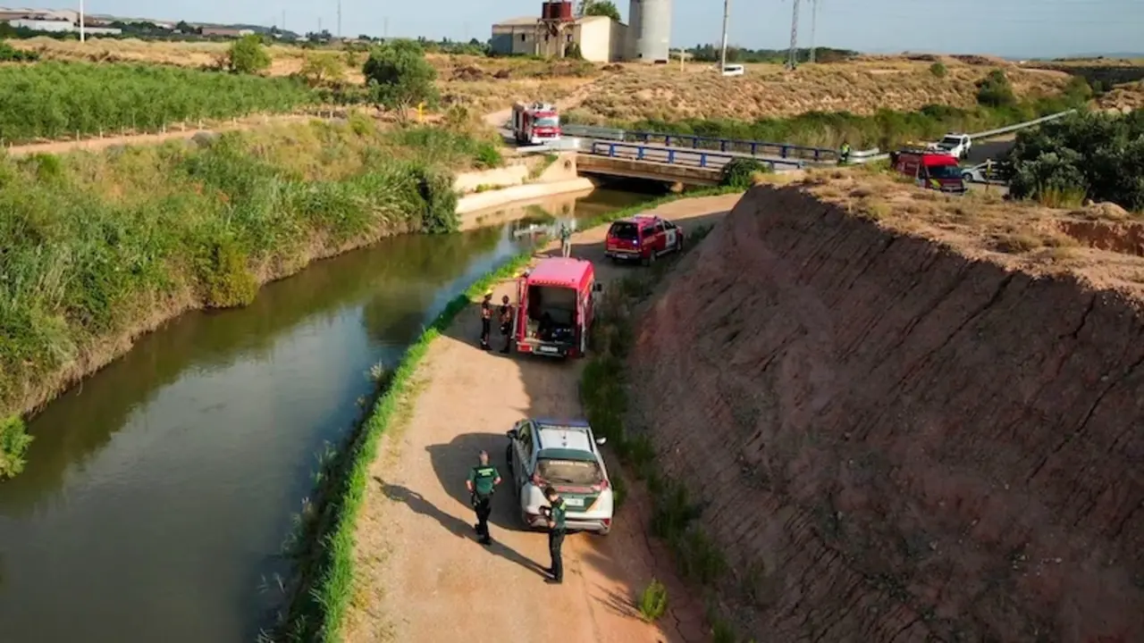 Hallan el cadáver de un hombre flotando en extrañas circunstancias en un canal