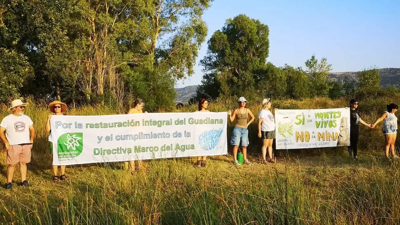 Decenas de personas "abrazan" el río Bullaque para reclamar su conservación