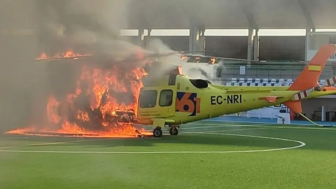 Estalla un helicóptero tras aterrizar en un campo de fútbol para llevar a un enfermo