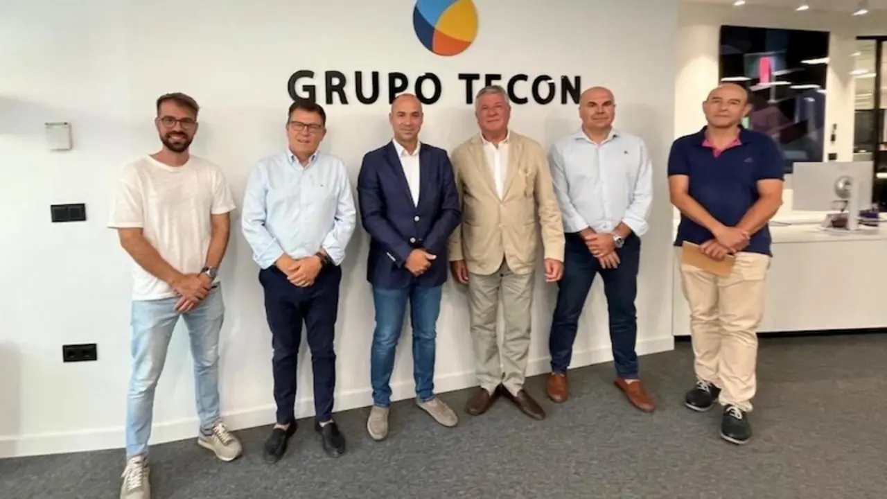 El director general de Formación Profesional, José Rodrigo Cerrillo, durante la visita a la empresa TECON en Albacete