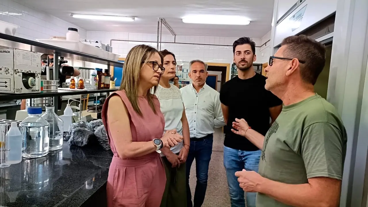 La viceconsejera de Política Agraria Común y Política Agroambiental, Gracia Canales, durante la visita al Centro de Investigación, Experimentación y Servicios del Champiñón (CIES)