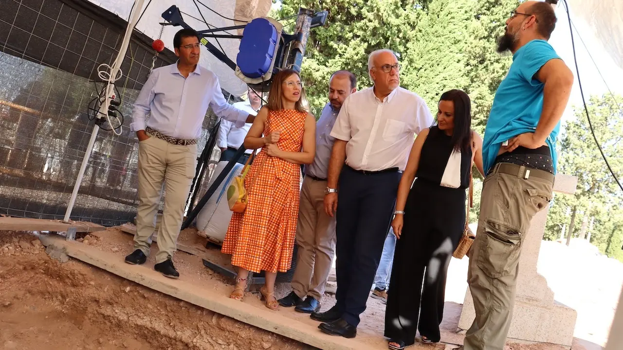 El vicepresidente segundo del Gobierno de Castilla- La Mancha, José Manuel Caballero, visita en el cementerio municipal de Manzanares (Ciudad Real), el proyecto de memoria democrática de exhumación de fosas que se está desarrollando en la localidad