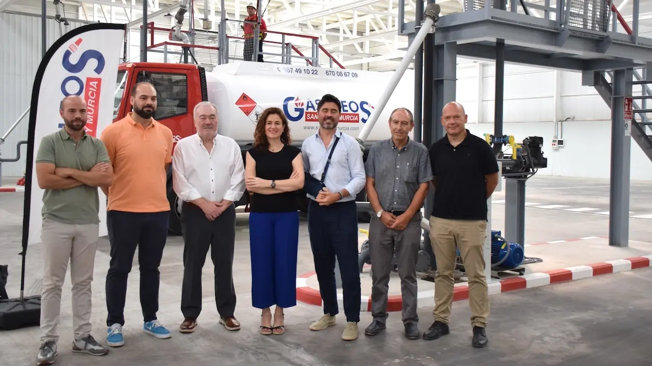 La viceconsejera de Empleo, Diálogo Social y Seguridad y Salud Laboral, Nuria Chust, visita las instalaciones de la empresa Sánchez y Murcia en Albacete