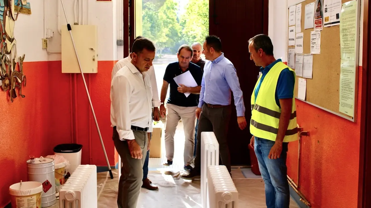 El alcalde de Albacete, Manuel Serrano, durante la visita que ha realizado a las labores de mantenimiento que se están realizando en el Colegio Público 'San Fernando'