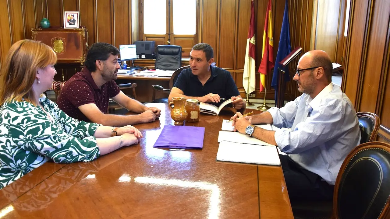 El presidente de la Diputación de Cuenca, Álvaro Martínez Chana, durante la reunión que ha mantenido con el alcalde de La Parra de las Vegas, Vicente Martínez