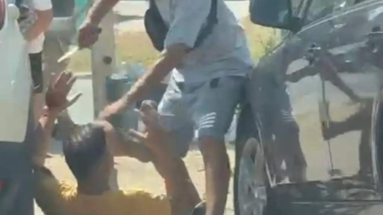 VIDEO. Brutal pelea a cuchilladas delante de una estación: un joven está crítico