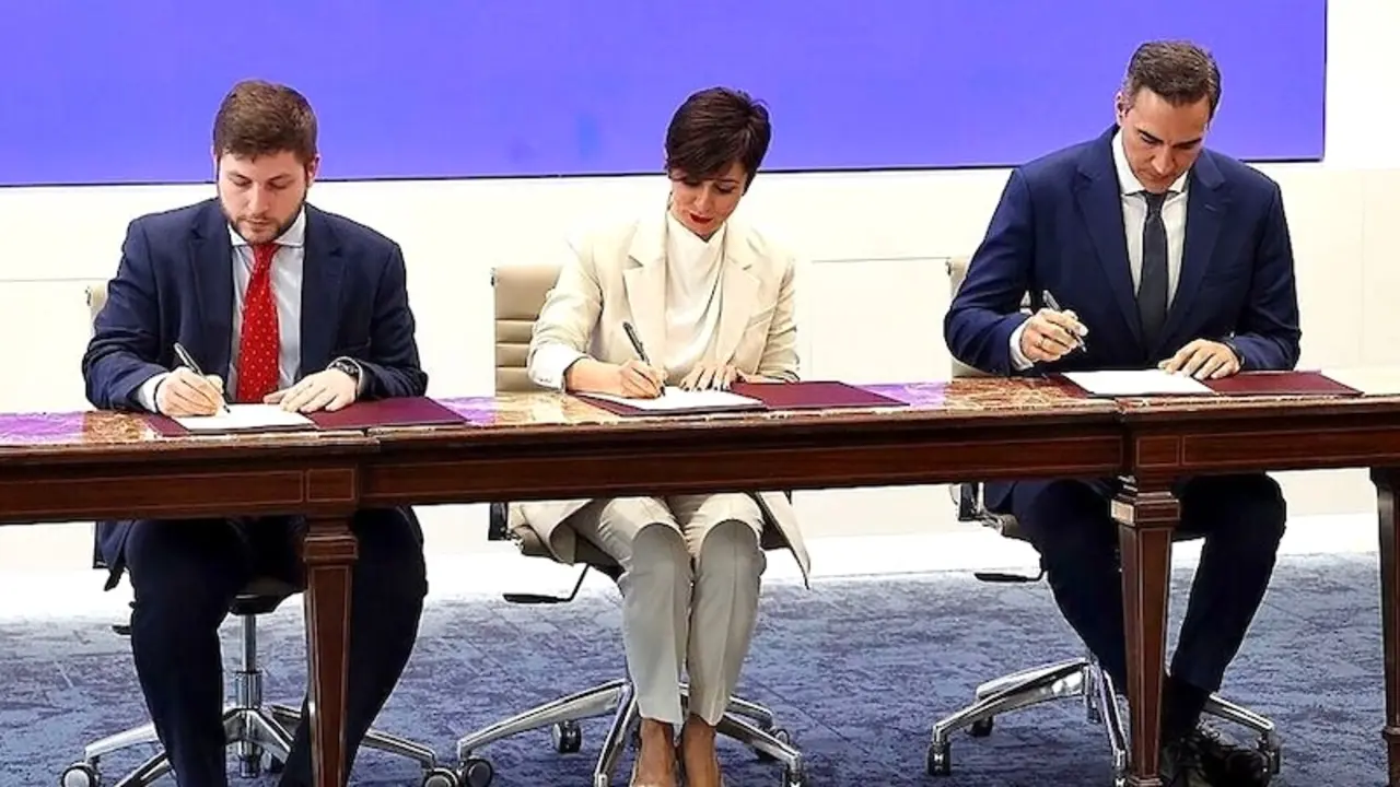 La ministra de Vivienda, Isabel Rodríguez (c), y el consejero de Fomento de Castilla-La Mancha, Nacho Hernando, en una imagen de archivo firmando un convenio