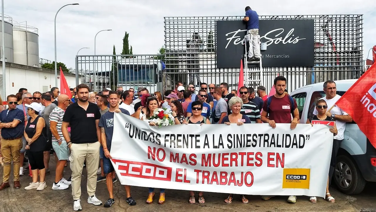 Se concentran para recordar al joven trabajador muerto en una bodega de Valdepeñas (Ciudad Real)