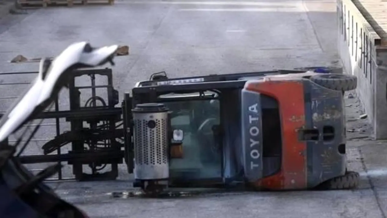 Muere un trabajador tras volcar y caerle encima una carretilla elevadora