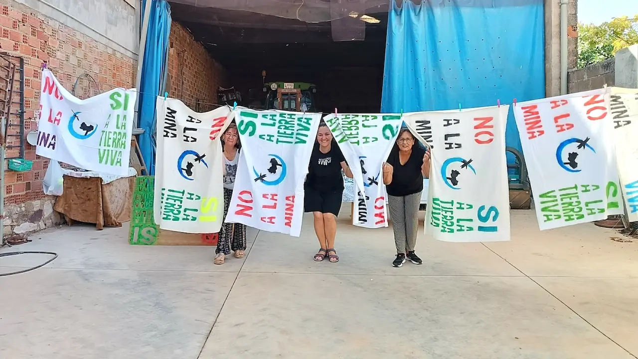 Cientos de pancartas rechazan la minería de tierras raras en el Campo de Montiel