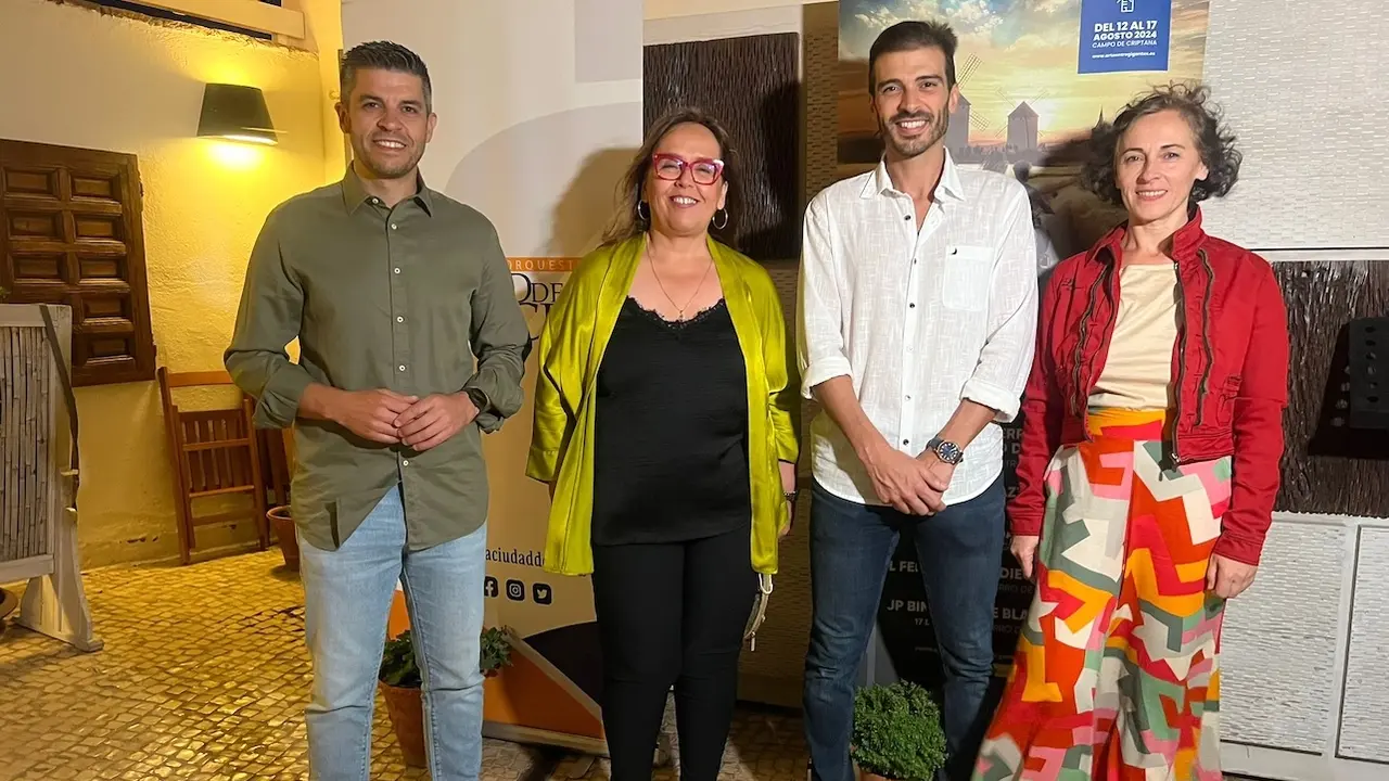 La viceconsjera de Cultura y Deportes de Castilla-La Mancha, Carmen Teresa Olmedo, ha asistido al Festival ‘Artes Gigantes’ de Campo de Criptana (Ciudad Real)