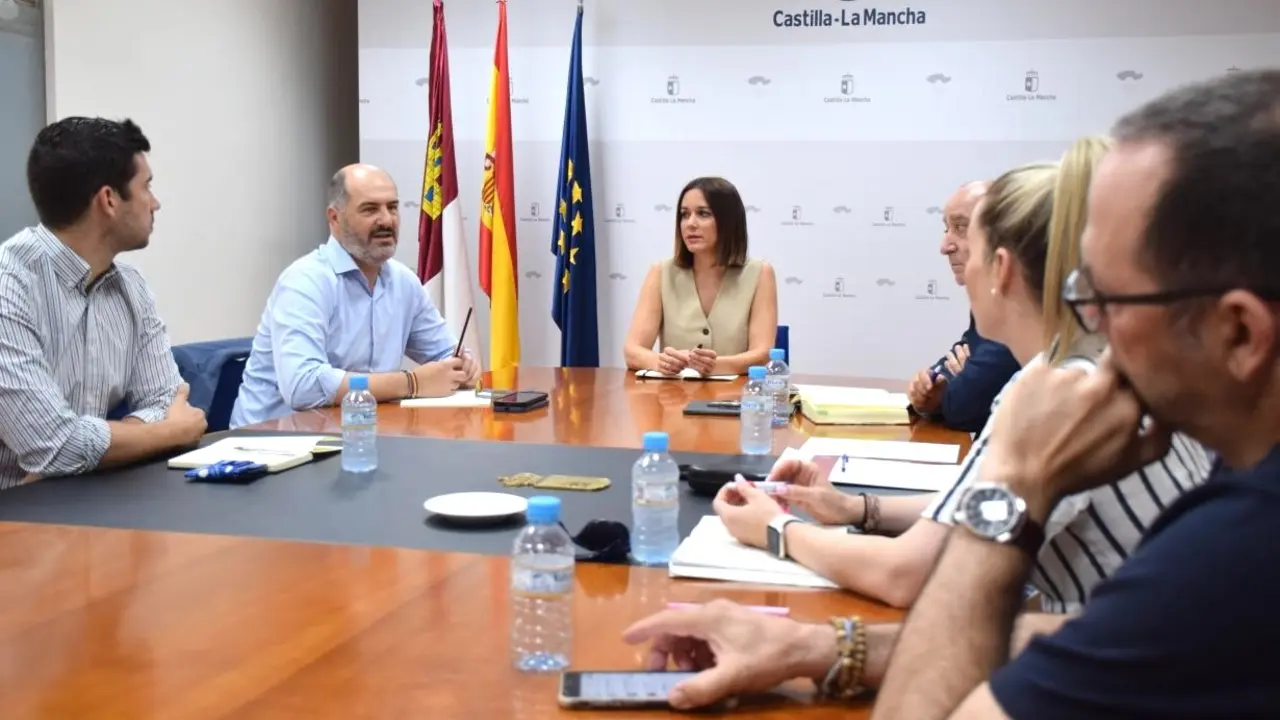 La directora general de Turismo, Comercio y Artesanía, Ana Isabel Fernández, se ha reunido con representantes del Ayuntamiento de Toledo y de la Asociación de Guías de Turismo de la región