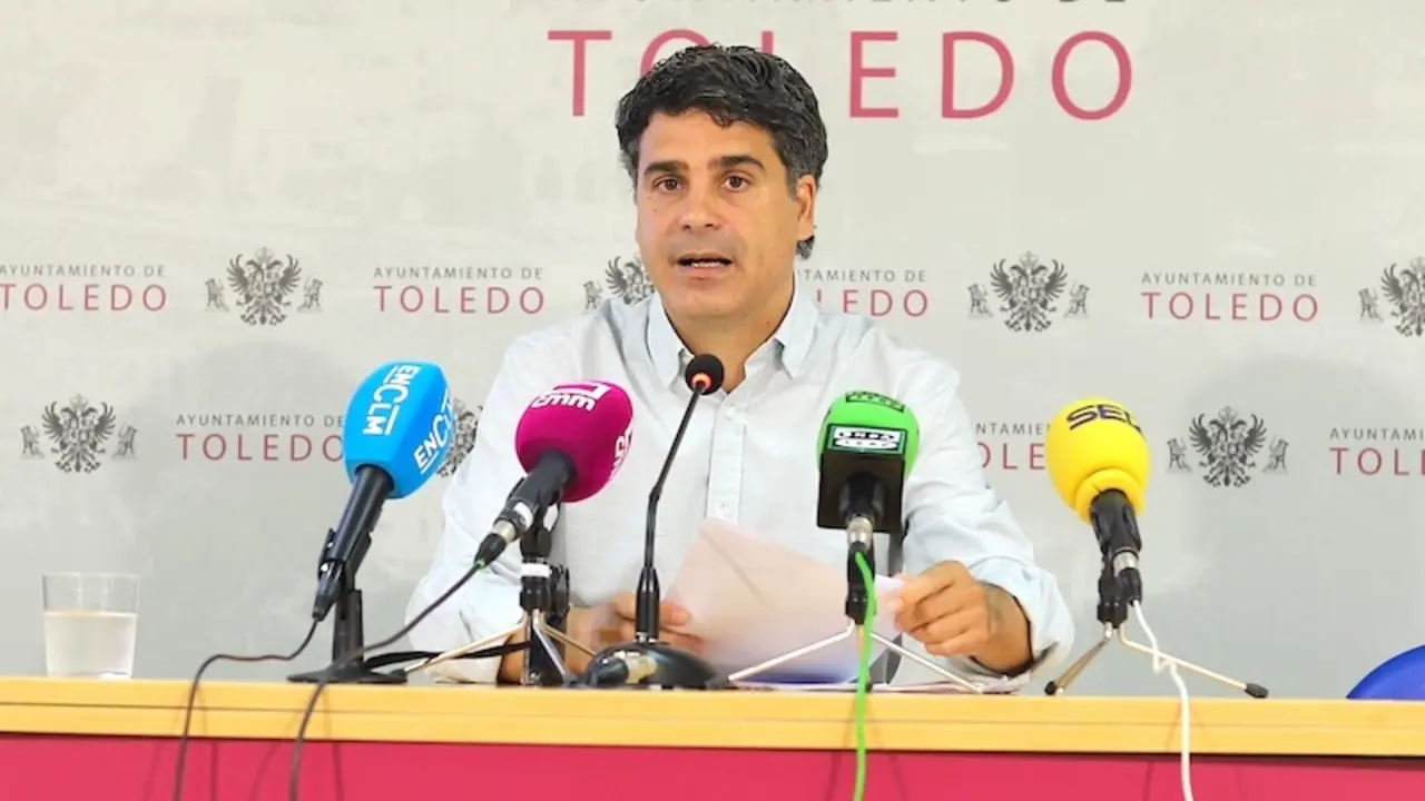 El portavoz del equipo de Gobierno del Ayuntamiento de Toledo, Juan José Alcalde, durante la rueda de prensa que ha ofrecido en el Consistorio