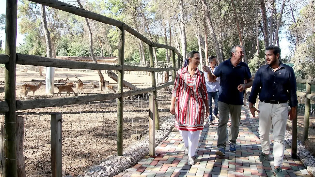 La alcaldesa de Guadalajara, Ana Guarinos, durante la visita que ha realizado al zoo municipal