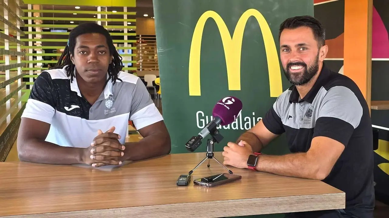 El nuevo jugador del BM Guadalajara, José Palacios, junto al segundo entrenador, Ricardo Mateo, durante la rueda de prensa que han ofrecido
