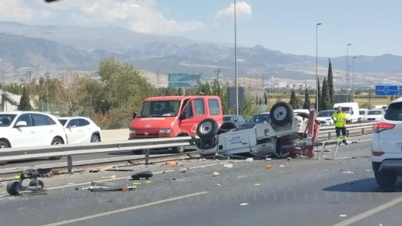 Muere el conductor de un coche grúa tras salirse de la vía en una carretera - Fotografía: IDEAL