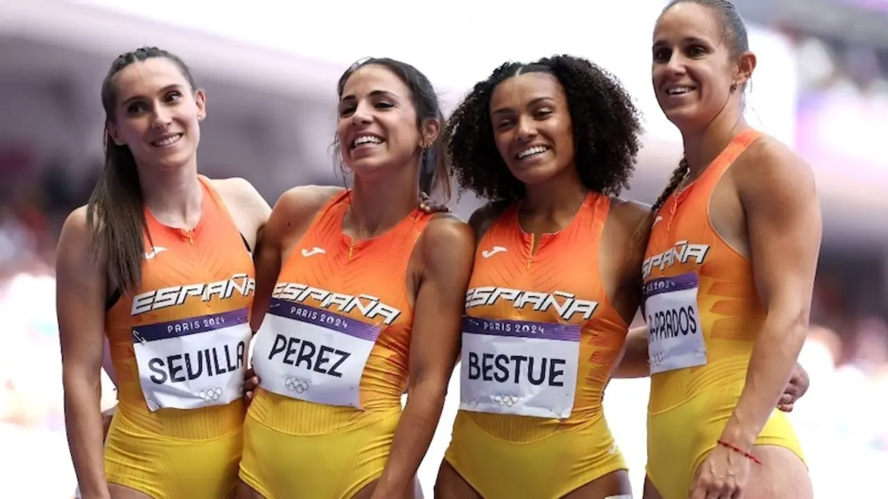 Paula Sevilla (izqda) junto a sus compañeras del equipo nacional que corrió el 4x100