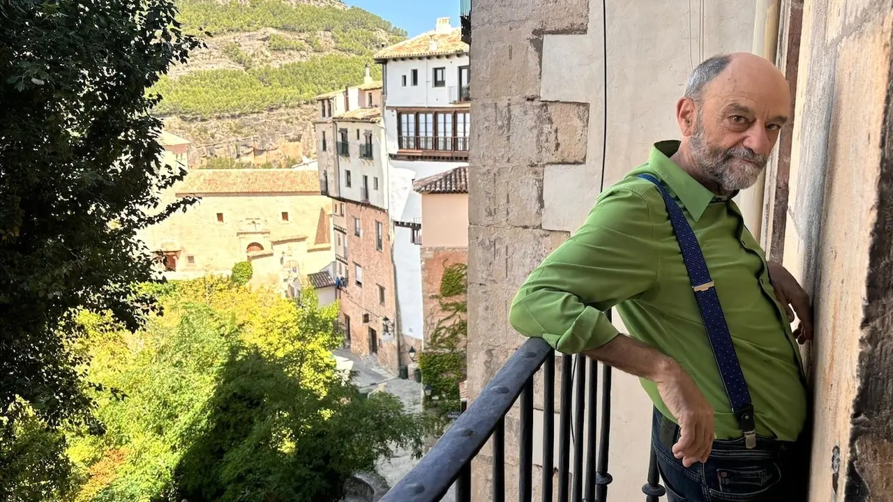 El humorista Javier Cansado, pregonero de las Fiestas de San Julián 2024 de Cuenca, posa en un momento de la entrevista - EP