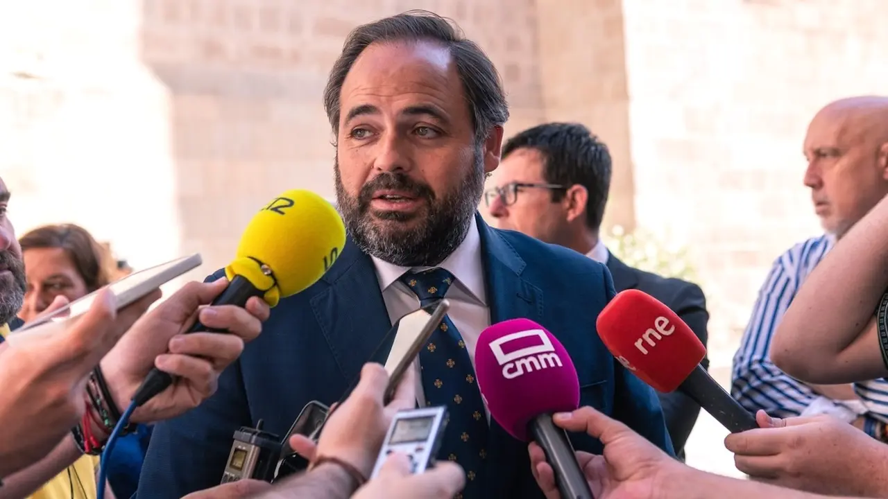 El presidente del PP de Castilla-La Mancha, Paco Núñez, atendiendo a los medios de comunicación este jueves en Toledo - EP/Juan Moreno