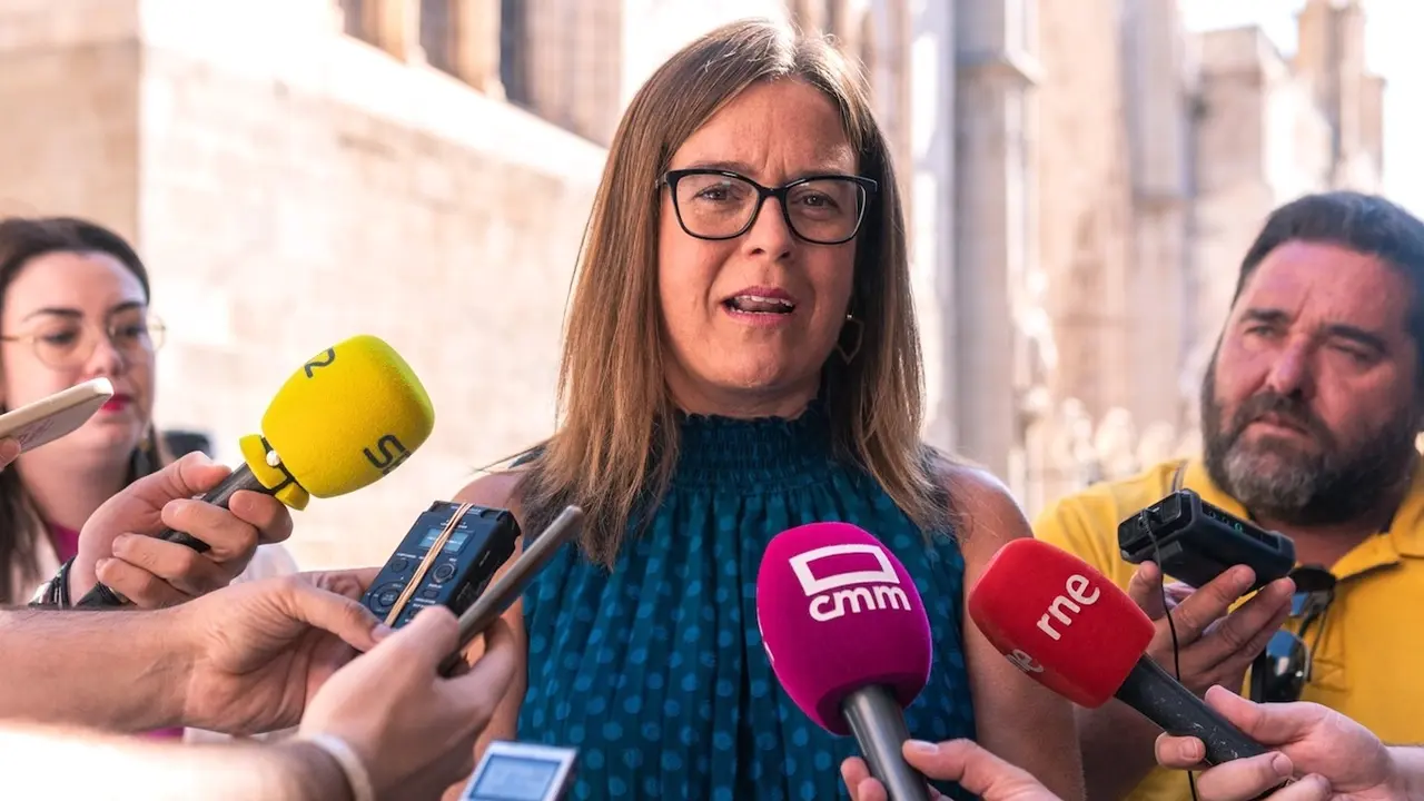 La consejera portavoz del Gobierno de Castilla-La Mancha, Esther Padilla, atendiendo a los medios de comunicación este jueves en Toledo - EP/Juan Moreno