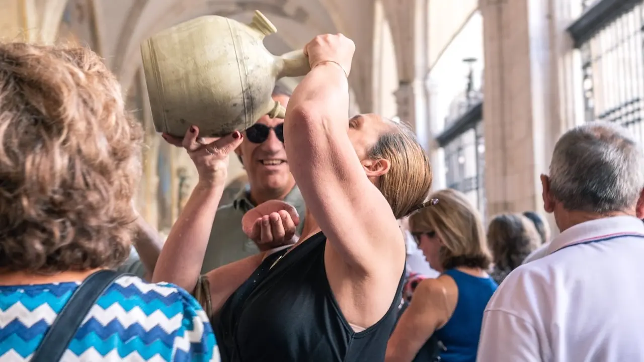 La tregua del calor llena la Catedral de Toledo de vecinos y visitantes para beber agua de los botijos - EP/Juan Moreno