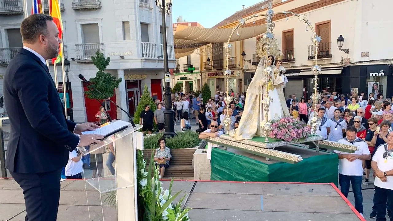 El alcalde da la bienvenida a Tomelloso (Ciudad Real), en nombre de todos los vecinos, a la Santísima Virgen de las Viñas