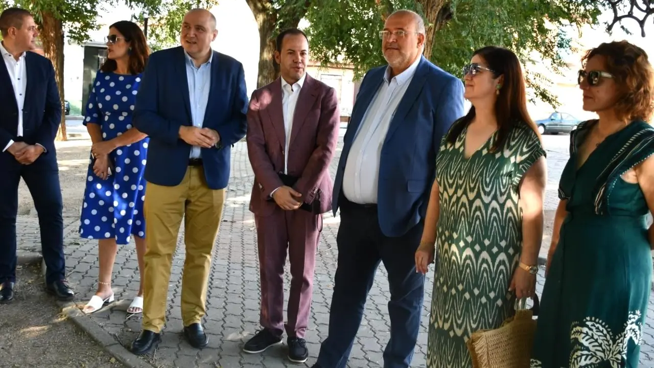 El vicepresidente primero del Gobierno de Castilla-La Mancha, José Luis Martínez Guijarro, ha visitado el terreno donde se va a ubicar el nuevo centro de salud de Herencia (Ciudad Real)