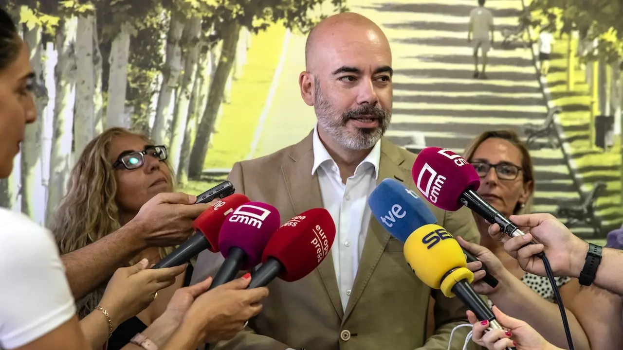 El director general de Recursos Humanos y Transformación del SESCAM, Iñigo Cortázar, realiza una visita al Centro de Salud de Buenavista de Toledo