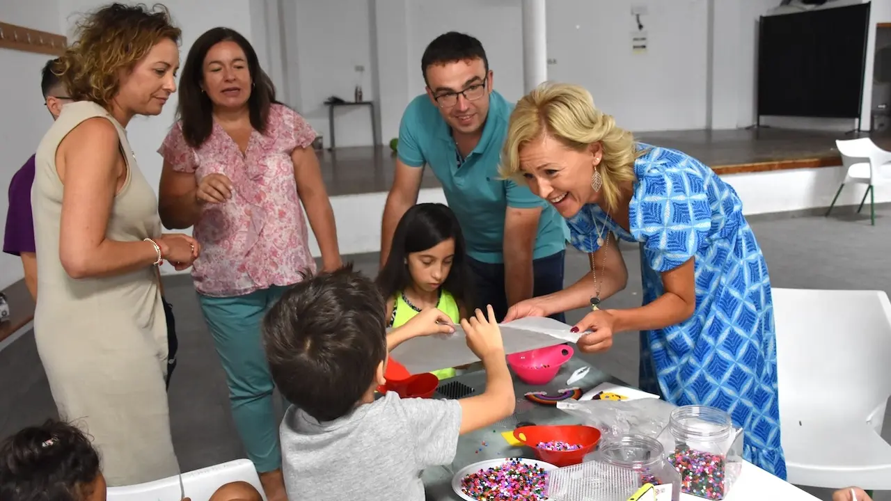 La delegada provincial de la Junta, Marian López, ha visitado la Escuela de Verano que el Ayuntamiento de Santa Cruz de Moya ha puesto en marcha gracias al Plan Corresponsables