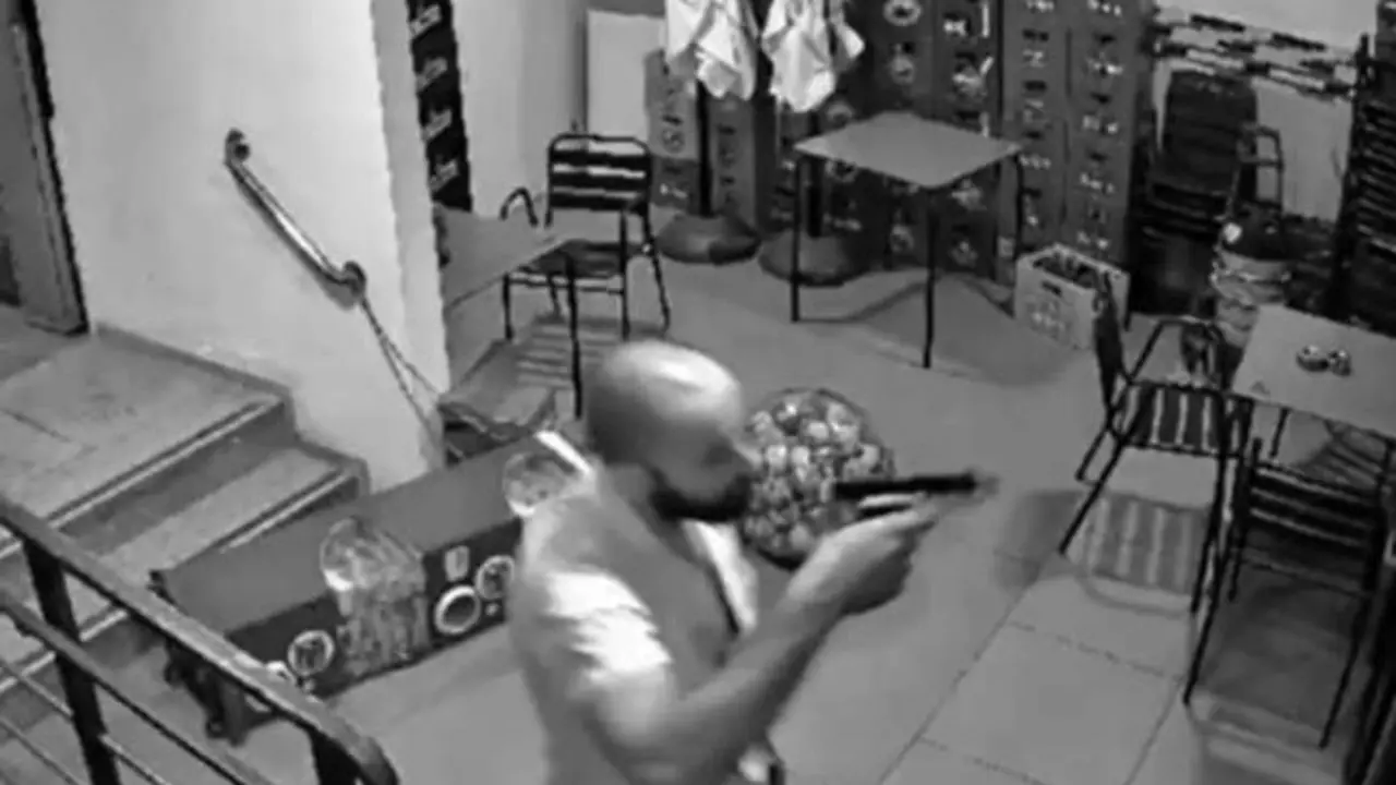 VIDEO. Siembra el pánico en un bar con una pistola cuando se niegan a servirlo